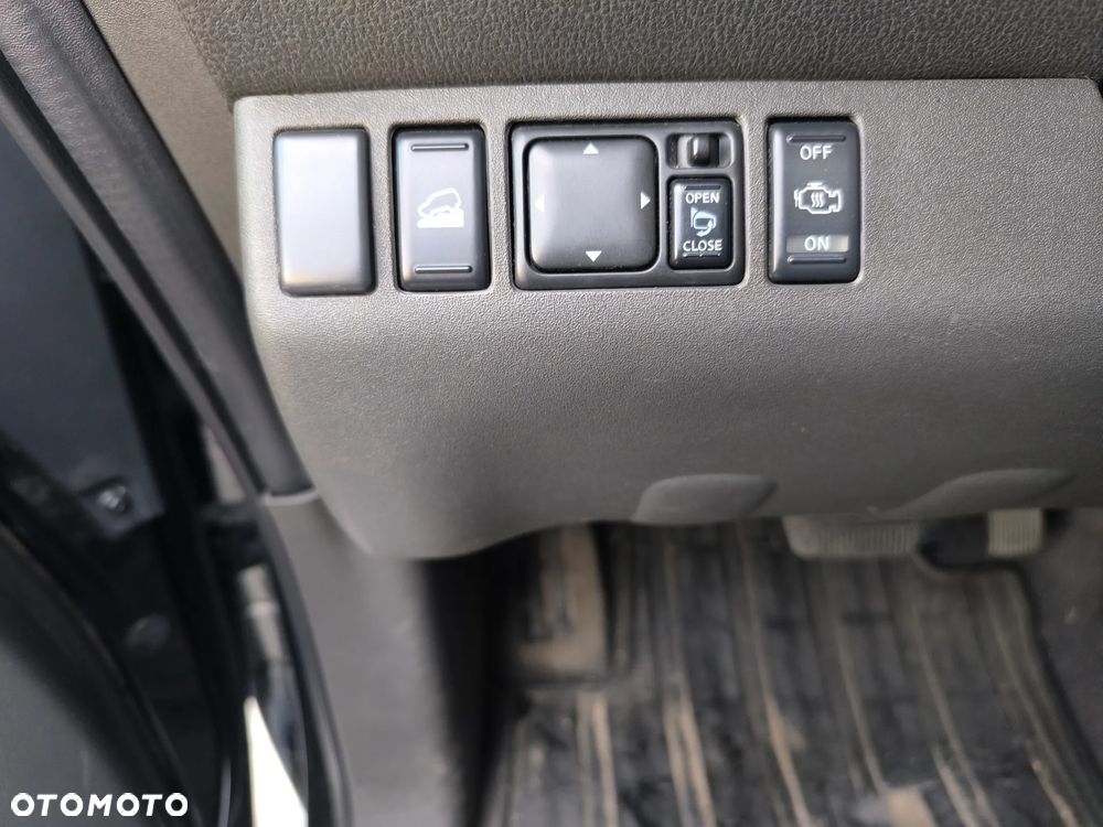 Nissan Pathfinder 2.5 D LE - 24