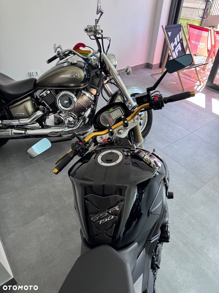 Suzuki GSR - 18