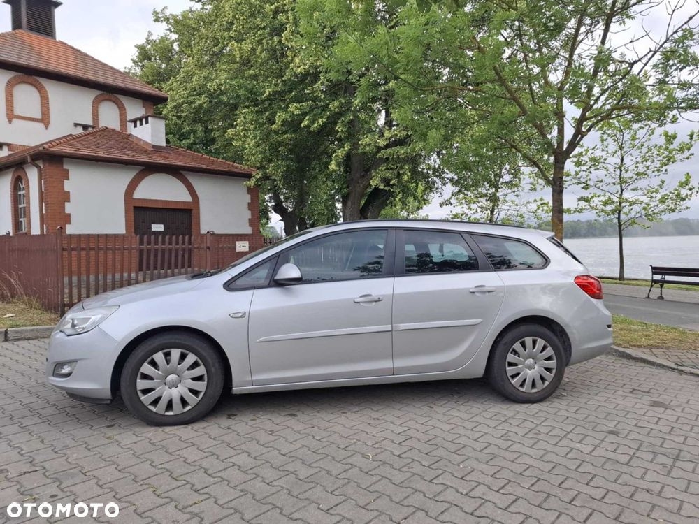 Opel Astra 2011 photo 2