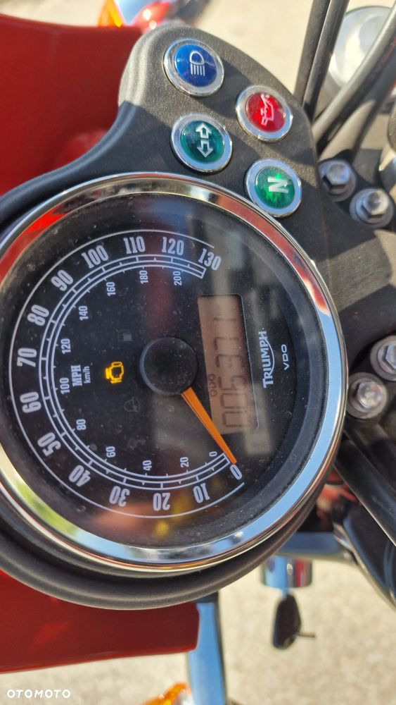 Triumph Bonneville - 9