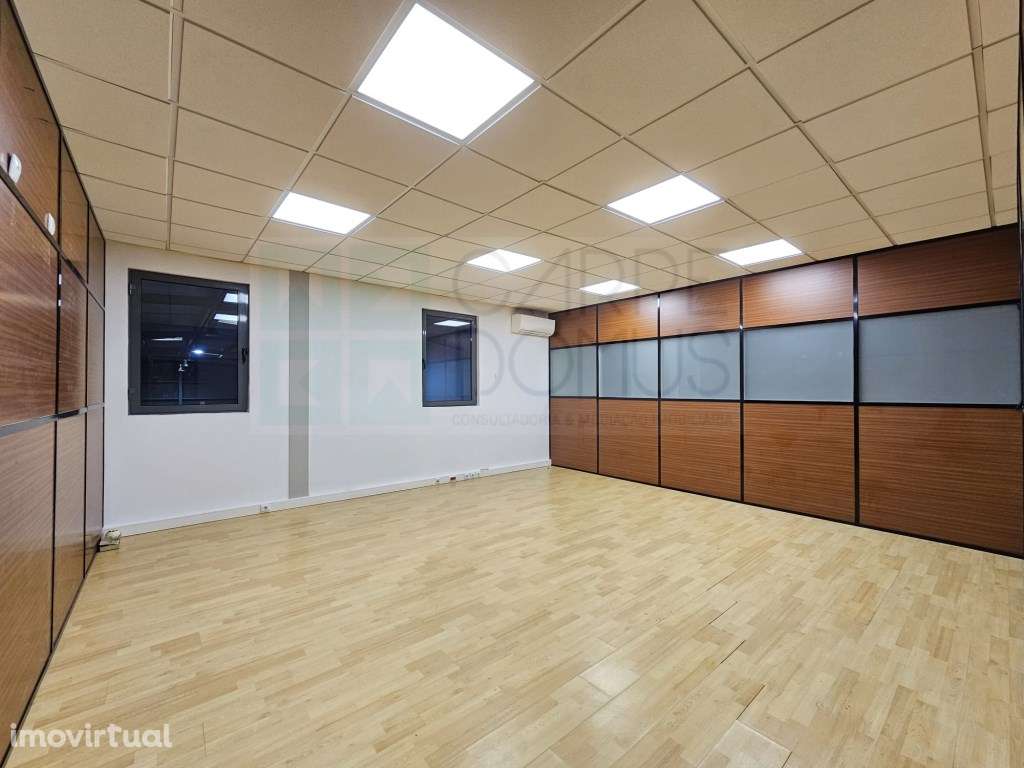 Amplo Armazém com escritórios na Nacional 10, Alverca do Ribatejo - Grande imagem: 4/49