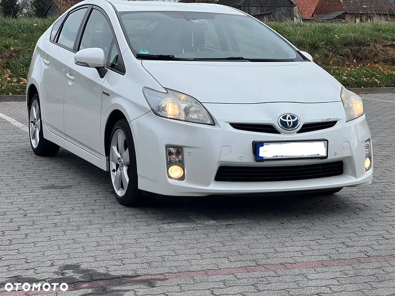 Toyota Prius (Hybrid) Executive - 13