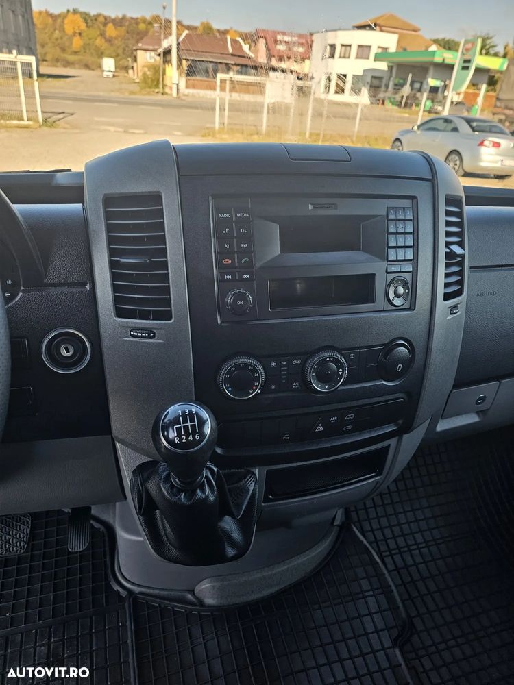 Volkswagen Crafter 2.0 TDI An 2016 Climă Pilot Automat Senzori de parcare Talpă de urcare spate - 8