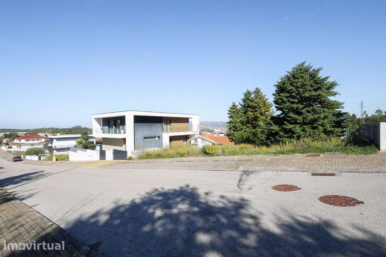 TERRENO PARA MORADIA DE ARQUITETURA MODERNA – CARVALHAIS - Grande imagem: 3/7