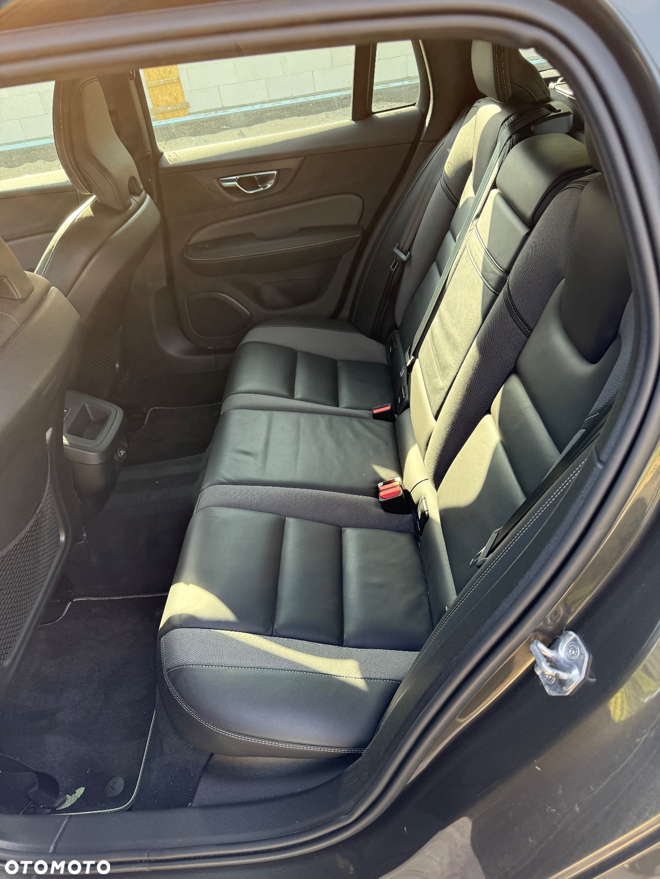 Volvo V60 D4 R-Design - 12