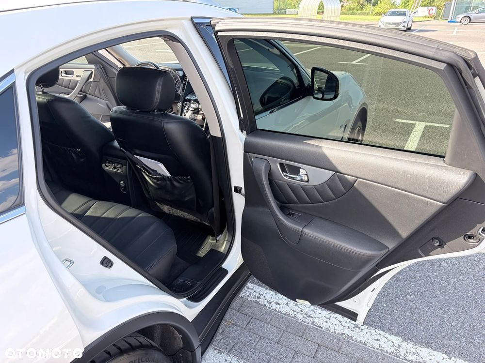 Infiniti QX70 - 12