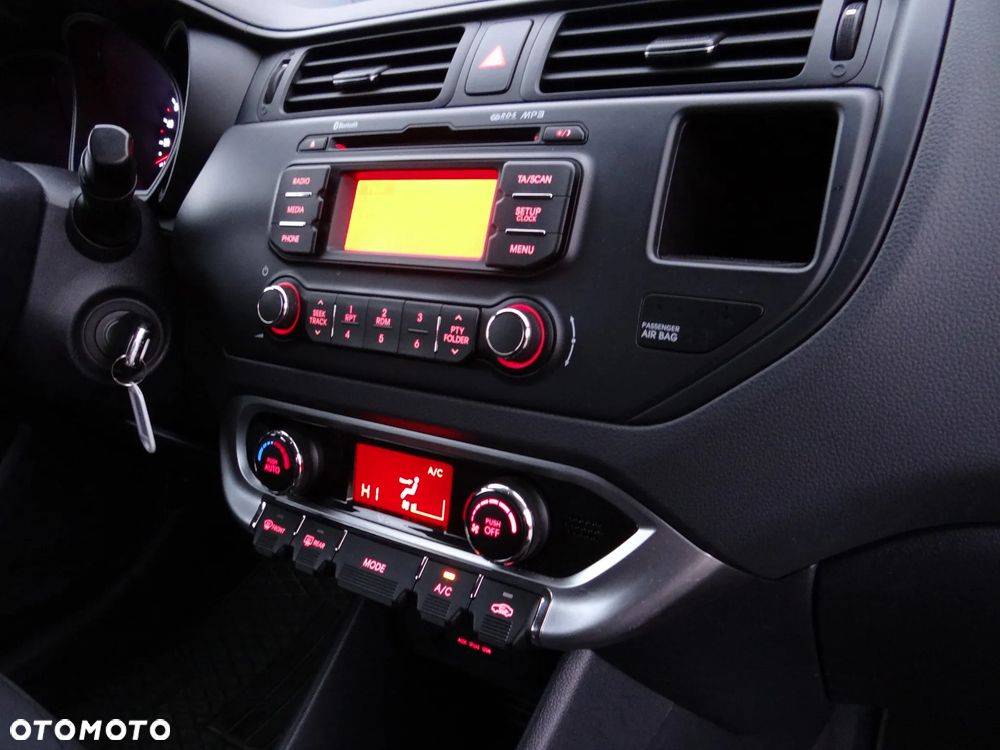 Kia Rio 1.4 Dream Team Edition - 36