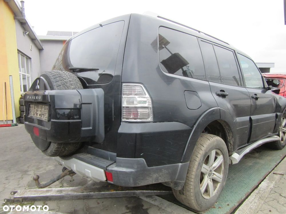KANAPY FOTELE BOCZKI SKÓRA 7 osób Mitsubishi Pajero IV 2008 Wszystkie części - 12