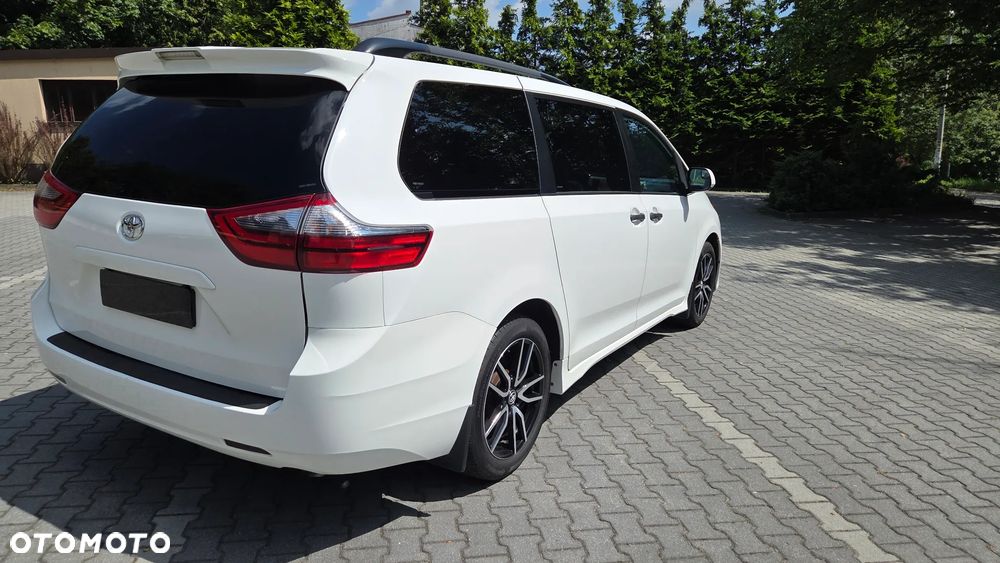 Toyota Sienna - 16