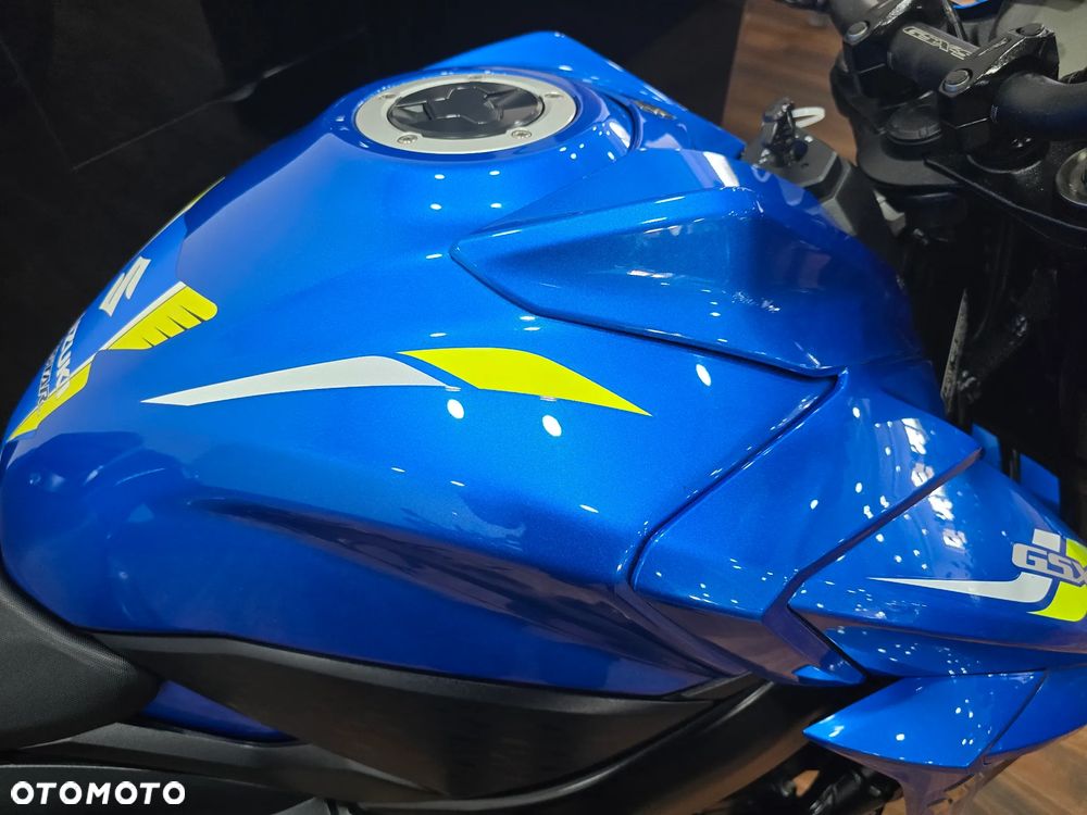Suzuki GSX - 17