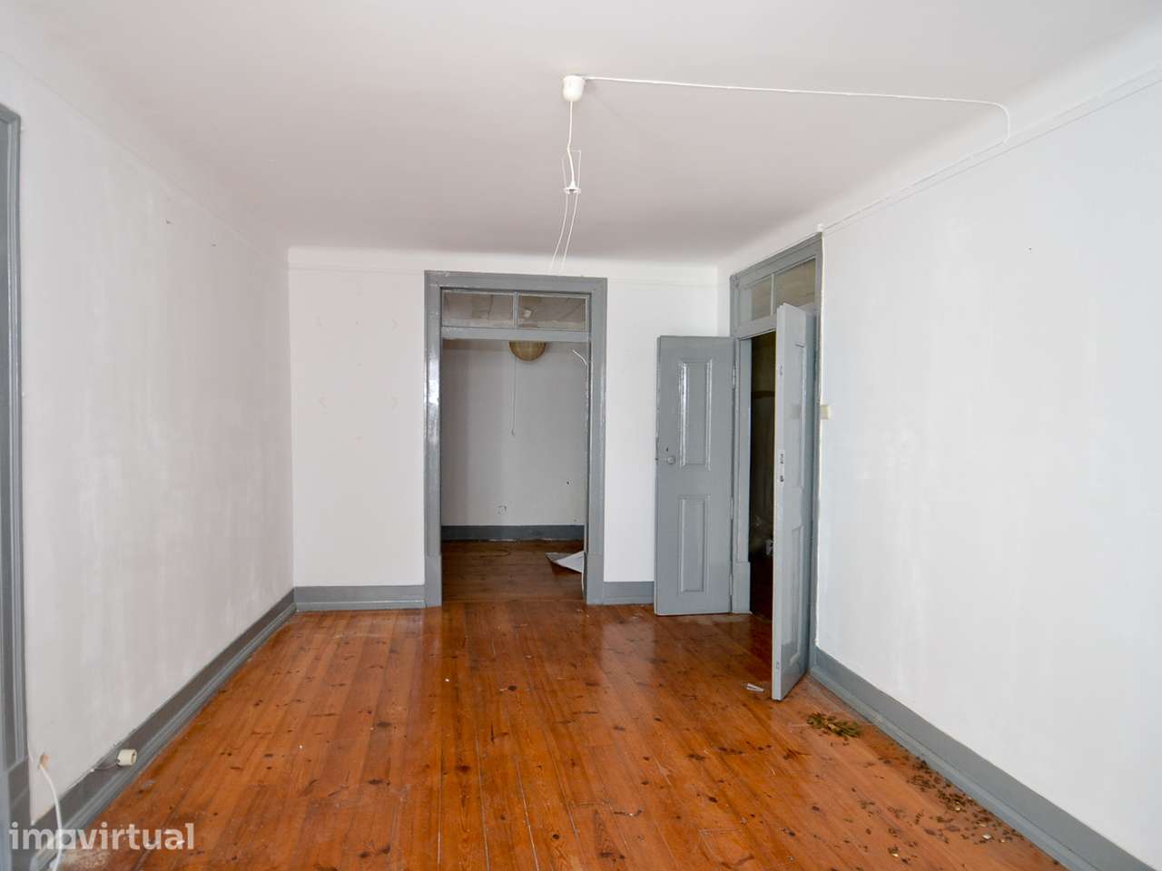 Prédio com 6 apartamentos - Grande imagem: 2/23