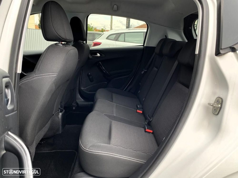 Peugeot 208 1.6 BlueHDi Style - 26