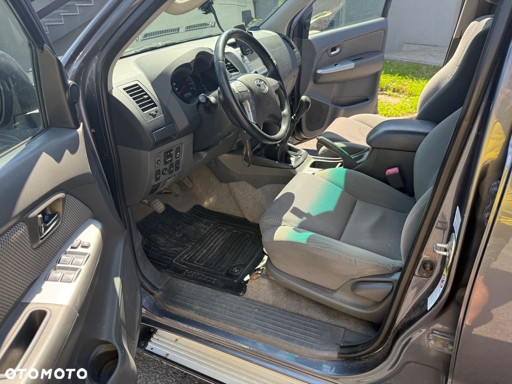 Toyota Hilux 3.0 D-4D SR5 - 27