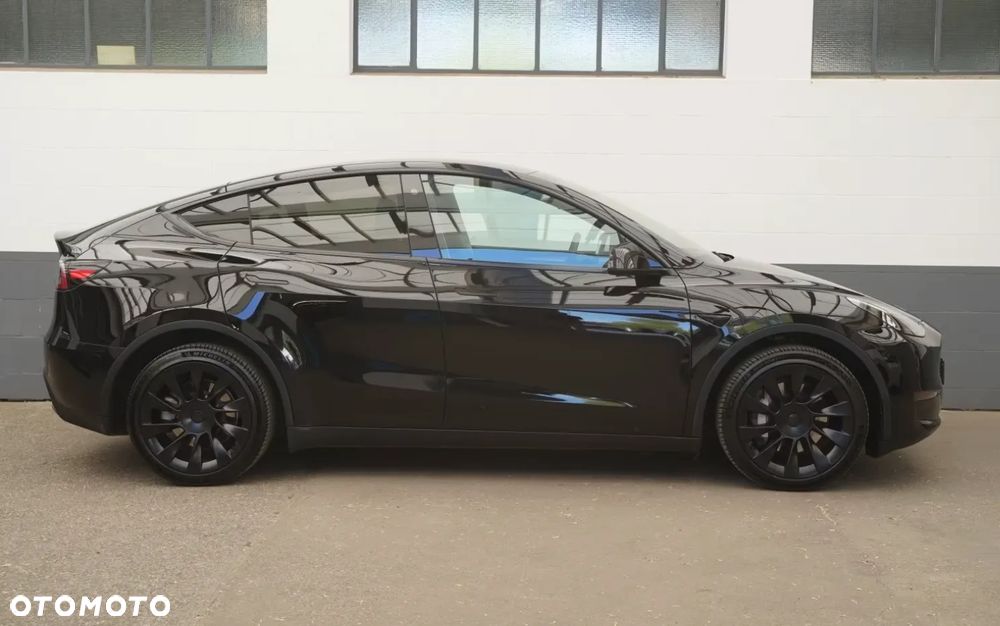 Tesla Model Y - 5