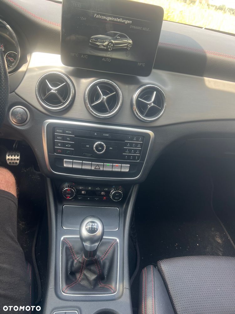 Mercedes-Benz CLA 200 7G-DCT UrbanStyle Edition - 24