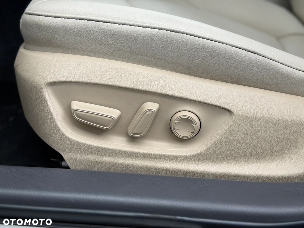 Toyota Camry 2.5 Hybrid Executive CVT - 13