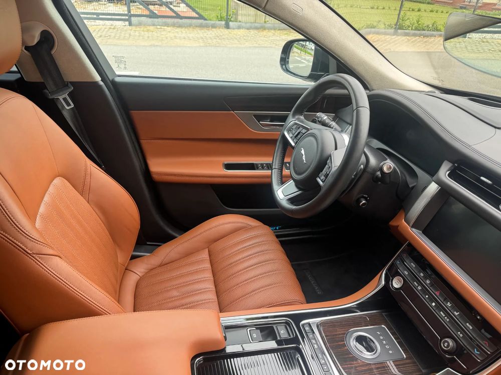 Jaguar XF 25t Portfolio - 15