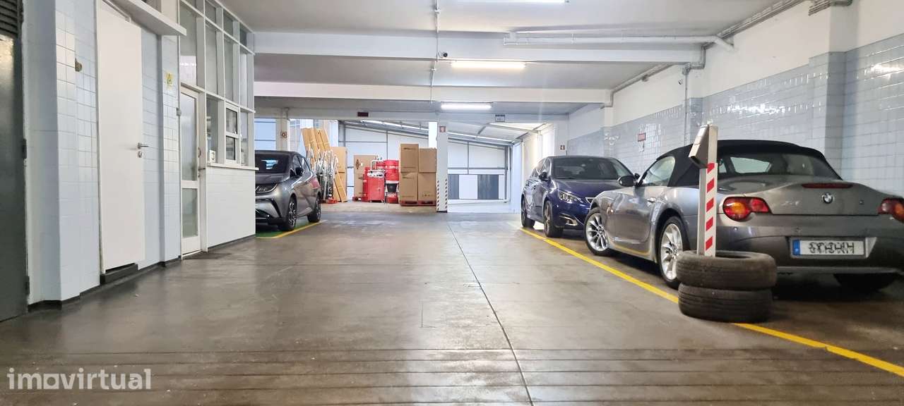 Armazém e Parque Estacionamento em pleno Funcionamento, Porto - Grande imagem: 5/18