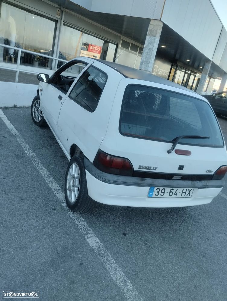 Renault Clio 1.9 D RXE - 1