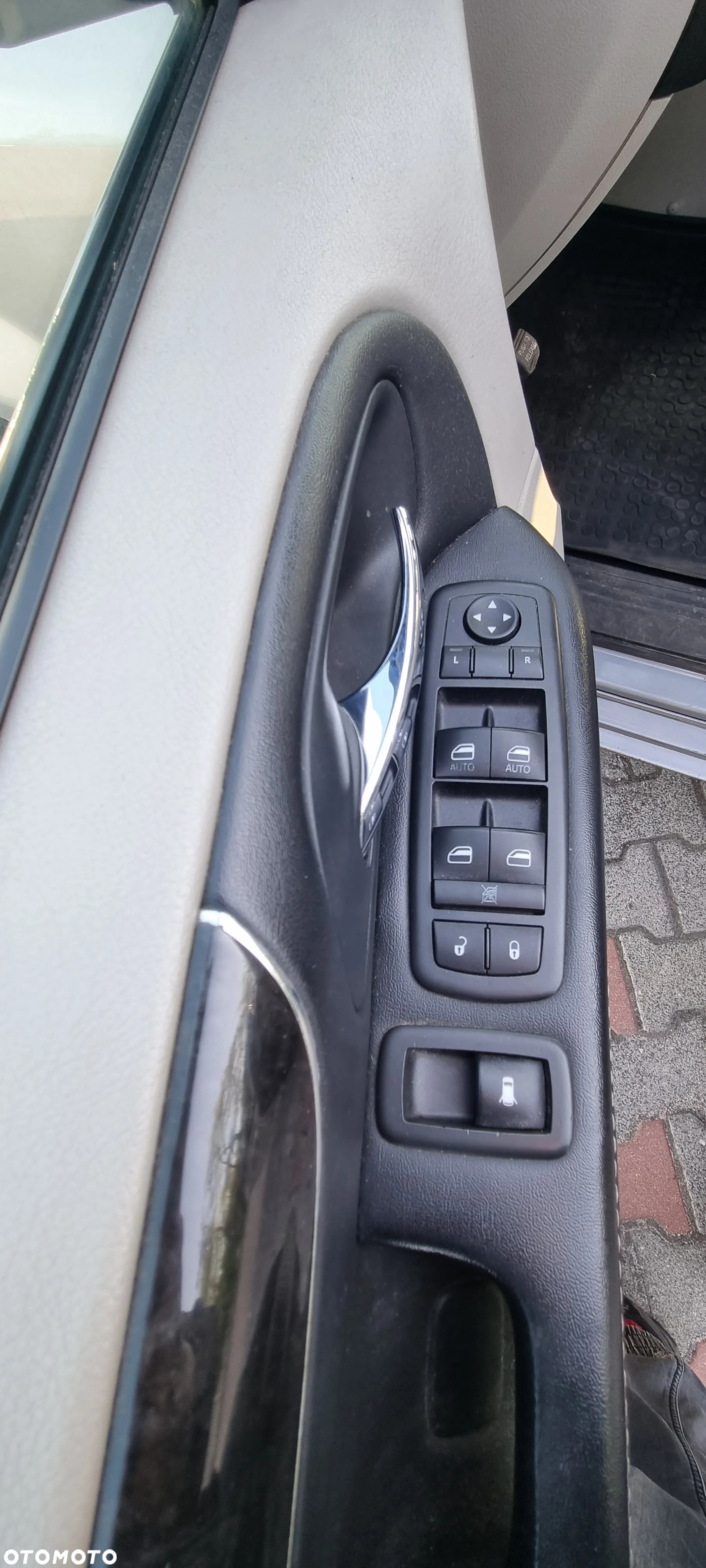 Chrysler Town & Country 3.6 Limited - 17