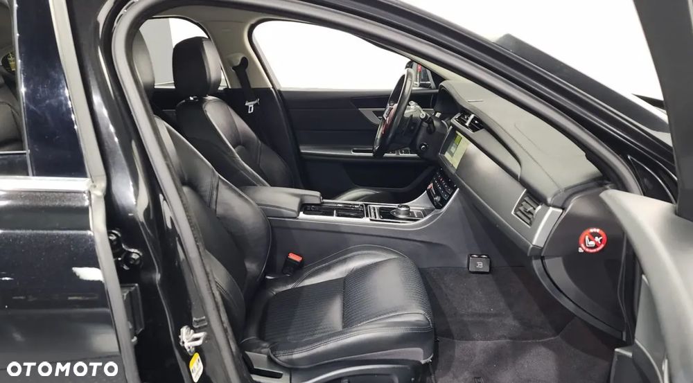 Jaguar XF 20d Prestige - 13