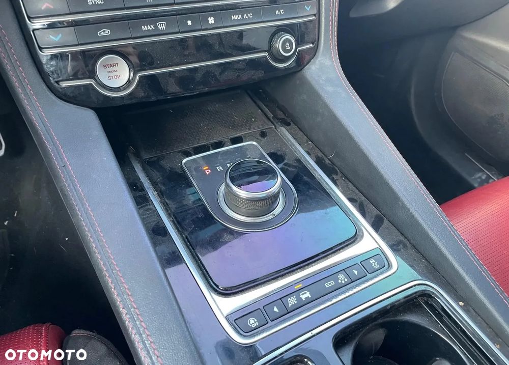 Jaguar F-Pace 2.0 i4P AWD R-Sport - 11