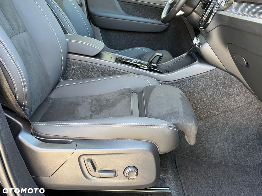 Volvo XC 40 B3 B DKG Ultra Black Edition - 27