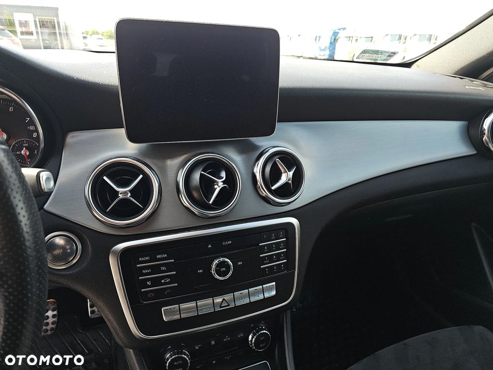 Mercedes-Benz GLA 200 7G-DCT AMG Line - 15