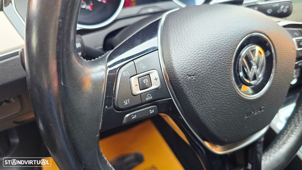 VW Passat 2.0 TDI Highline - 23