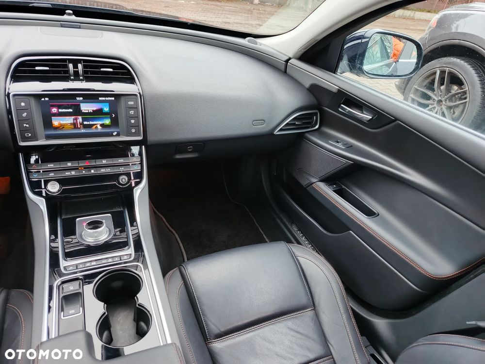 Jaguar XE 2.0 D Portfolio - 9