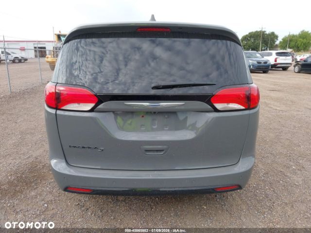 Chrysler Pacifica - 12