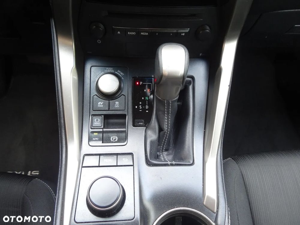 Lexus NX 300h Elite AWD - 30
