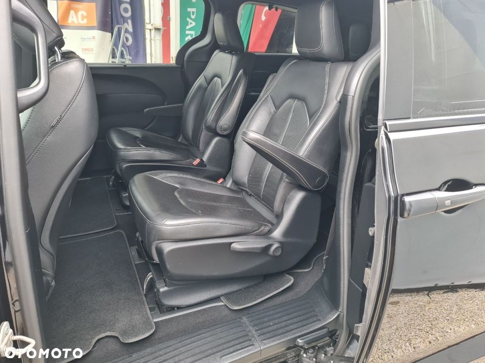 Chrysler Pacifica - 35