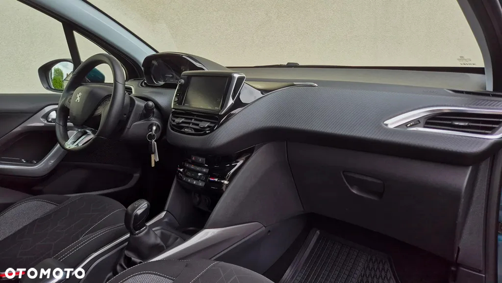 Peugeot 2008 1.2 Pure Tech Style S&S - 25