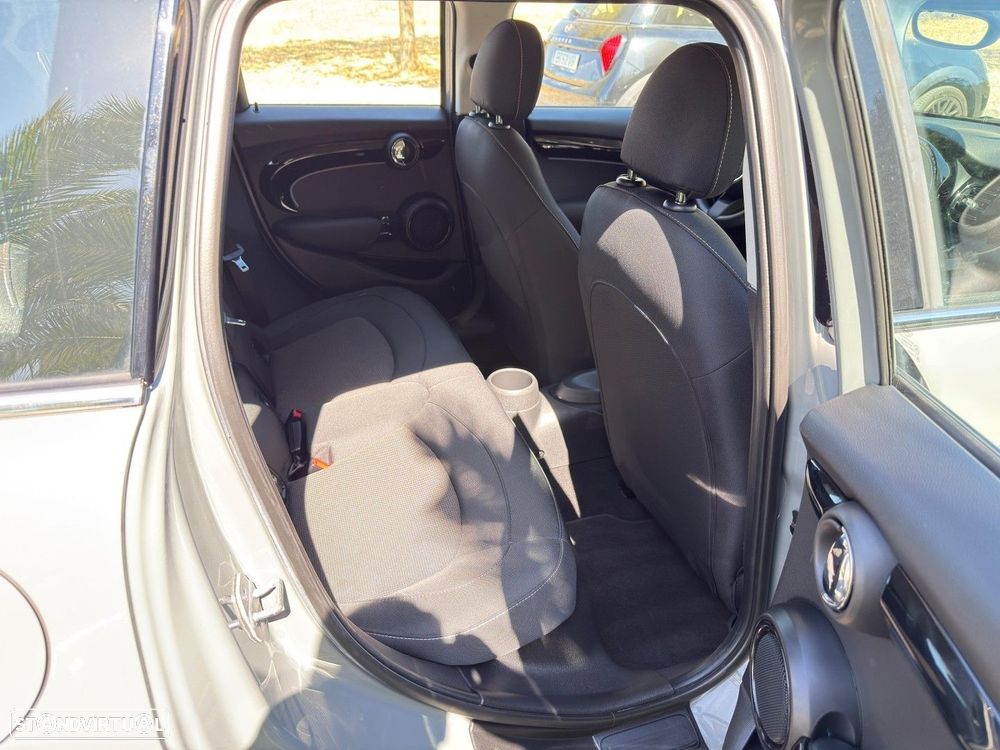 MINI 5 Portas Cooper Premium Essential Auto - 14