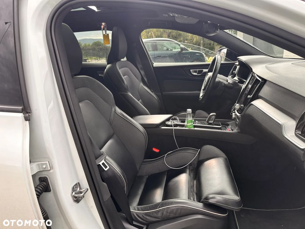 Volvo V60 B4 D R-Design - 16