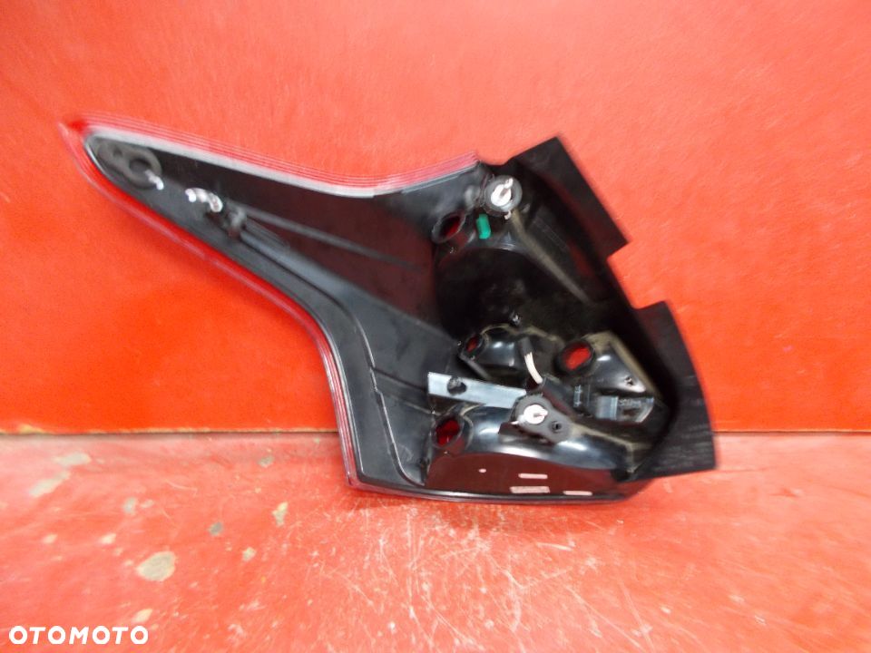 FORD FOCUS MK3 HB LAMPA PRAWA TYŁ TYLNA - 2