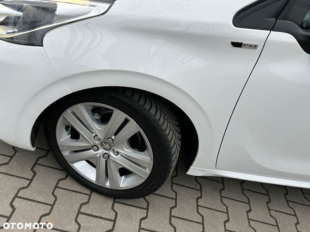 Peugeot 208 - 12