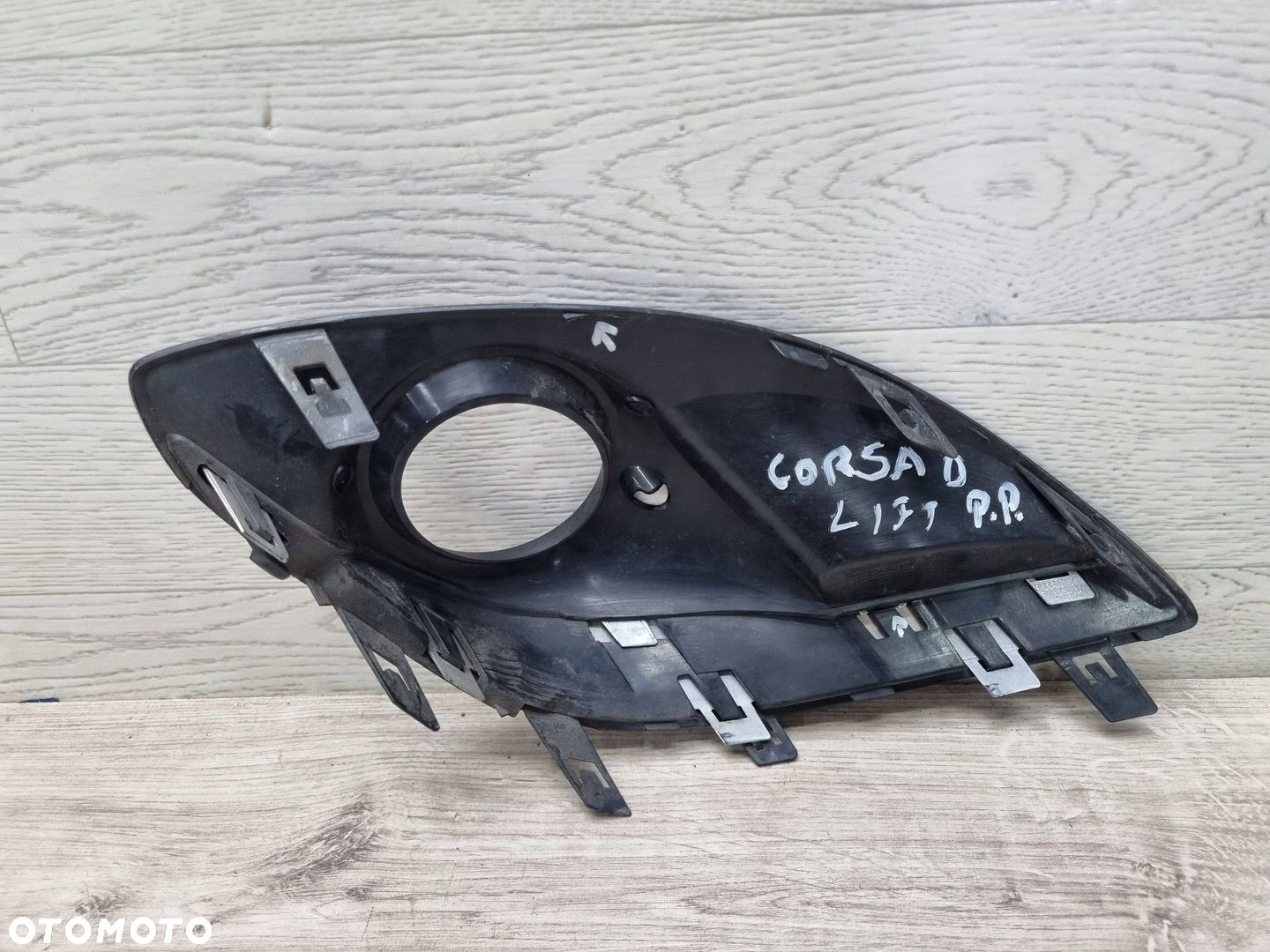 Opel Corsa D 2012 Przód strona prawa Krata halogenu - 5