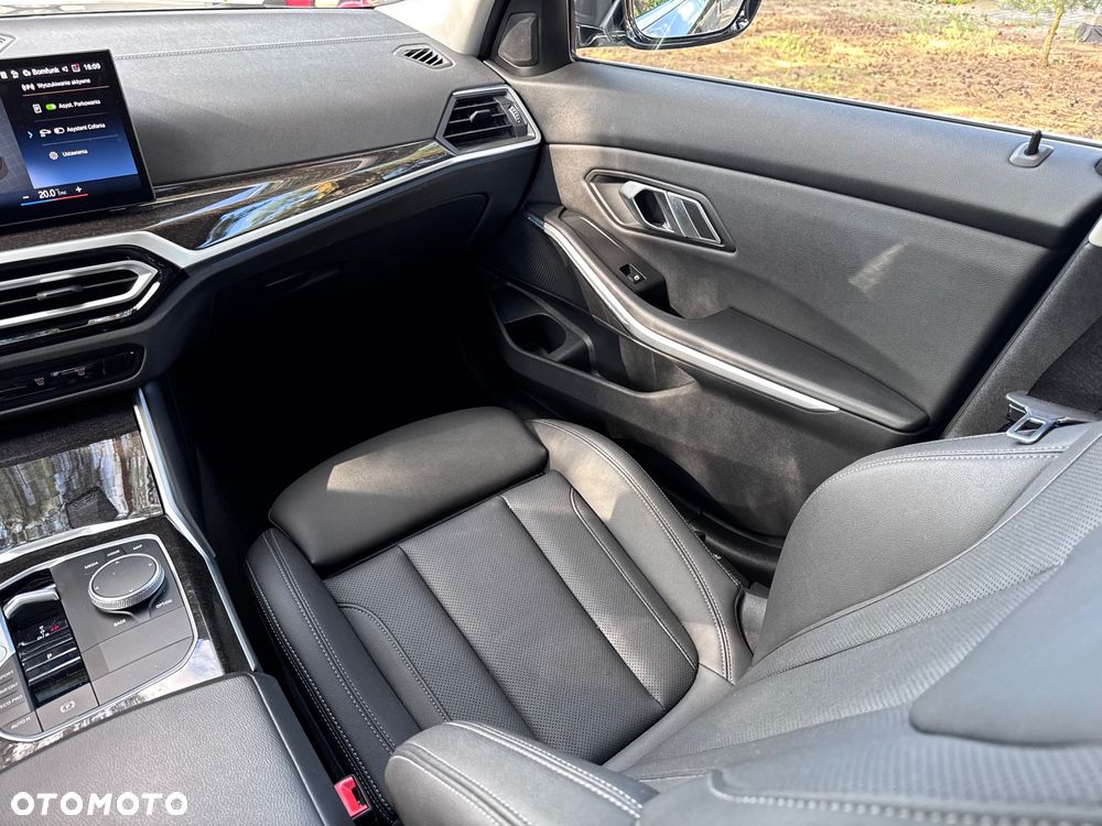 BMW Seria 3 320d xDrive Luxury Line sport - 36