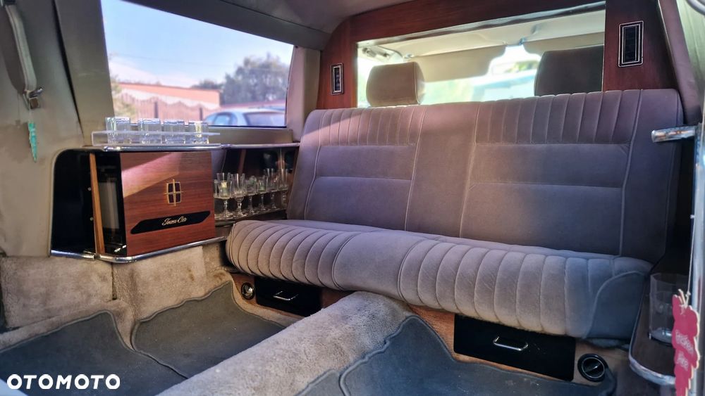 Lincoln Town Car - 8
