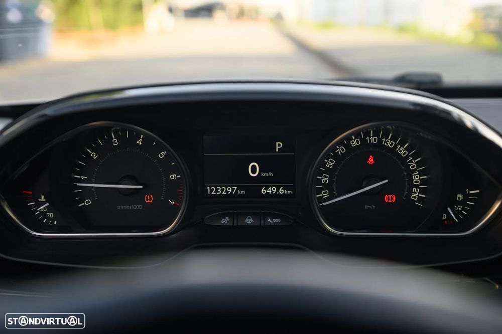 Peugeot 2008 1.2 PureTech Allure EAT6 - 28