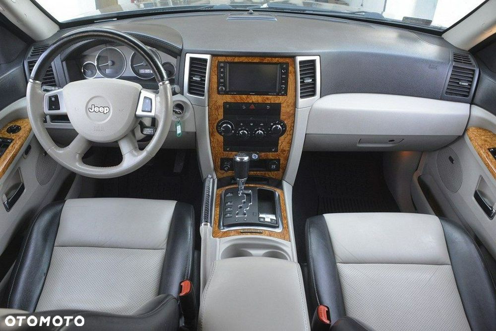 Jeep Grand Cherokee - 12