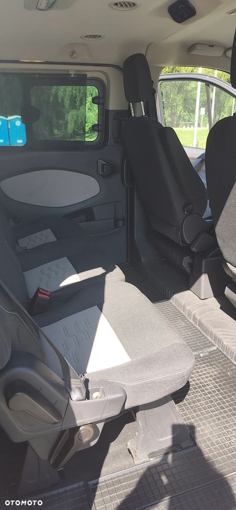 Ford Tourneo Custom - 23