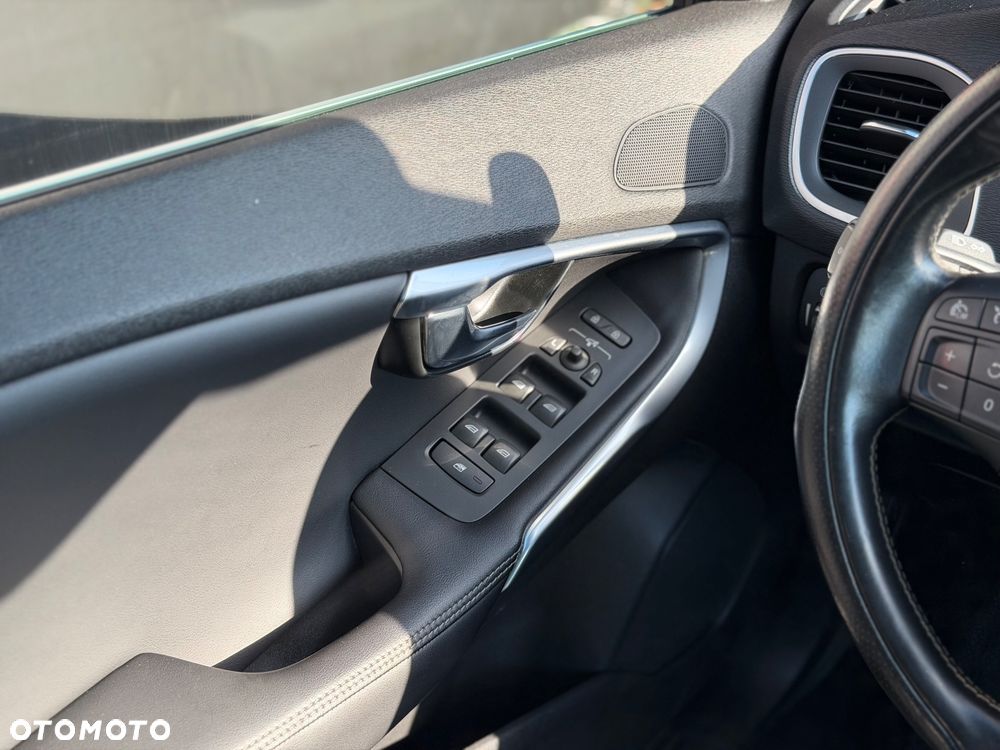 Volvo V40 D3 Geartronic RDesign - 23
