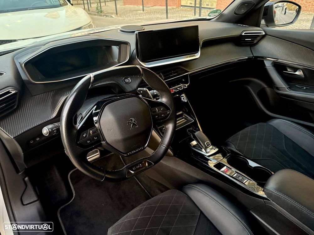 Peugeot 2008 PureTech 130 EAT8 GT Exclusive — fotografia 13