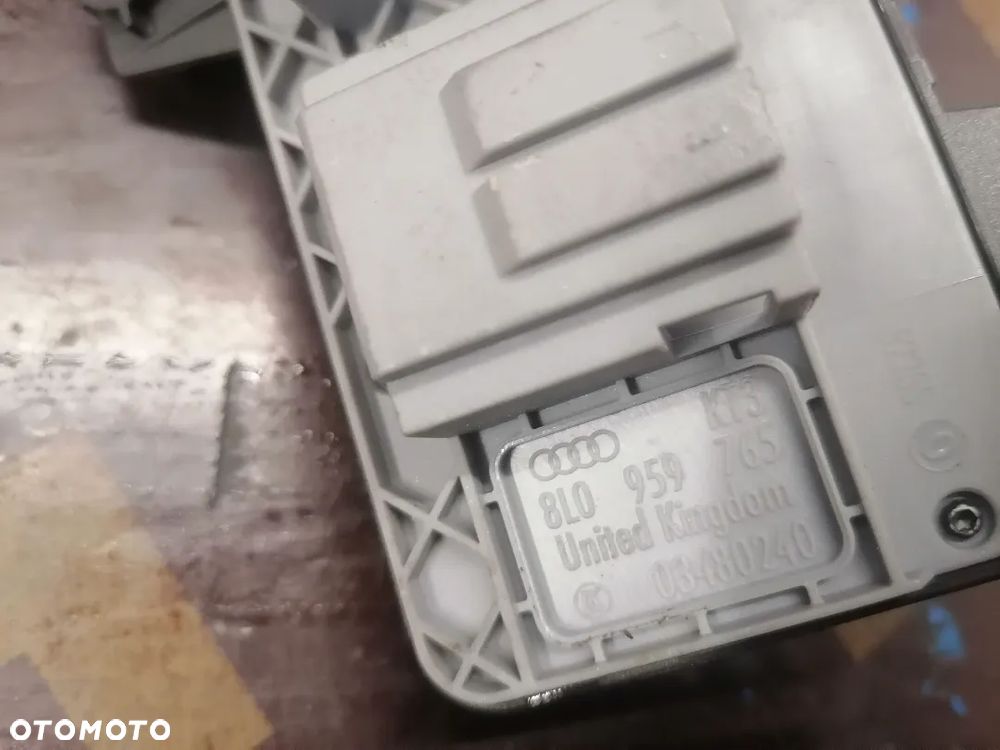 Przełącznik Regulacji Fotela L Lub P Góra Dół Audi A6 C5 A3 8L - 9