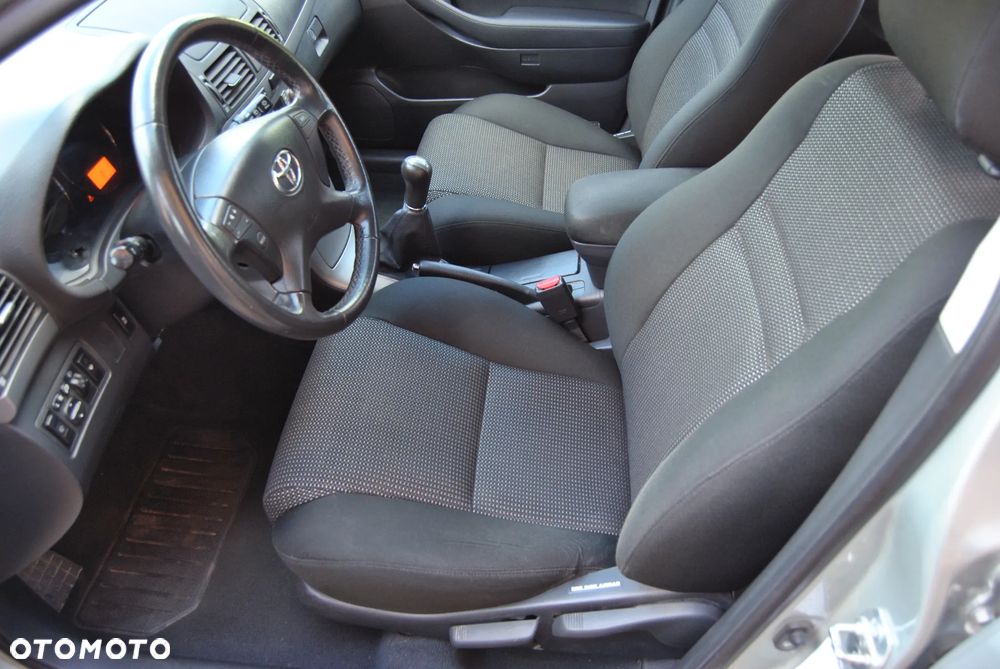 Toyota Avensis 1.8 VVT-i Sol - 4