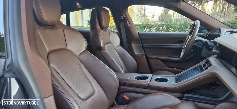 Porsche Taycan Cross Turismo 4S - 17