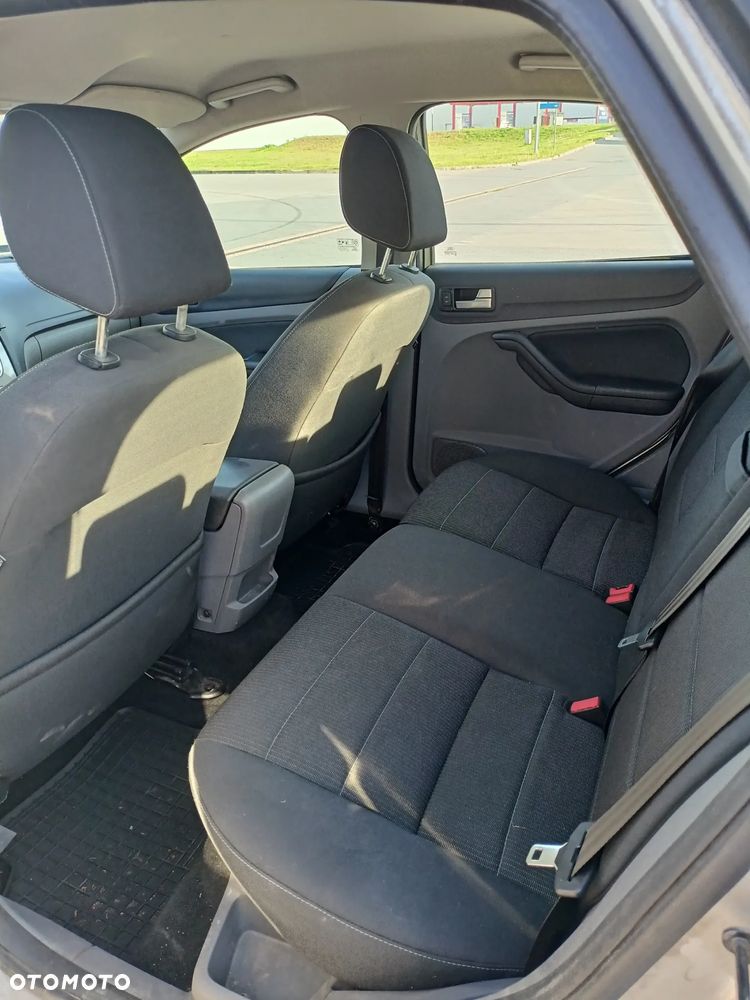 Ford Focus 1.8 FF Ghia - 12